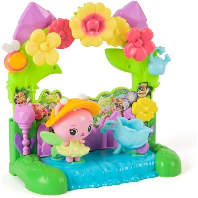 Brinquedo de plástico colorido com boneca fada e flores.