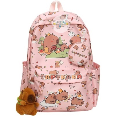 Mochila rosa com padrão de capivaras e peluche castanho