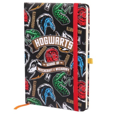 Caderno capa dura preta com estampas e textos de Hogwarts