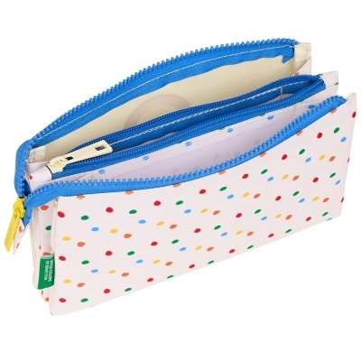 Estojo branco com bolinhas coloridas e fechos azuis e creme