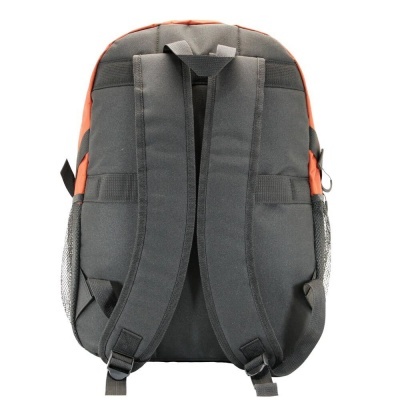 Mochila cinza escura com detalhes laranja vista pelas costas