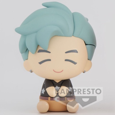 Figura colecionável de vinil com cabelo azul claro e sorriso sentado