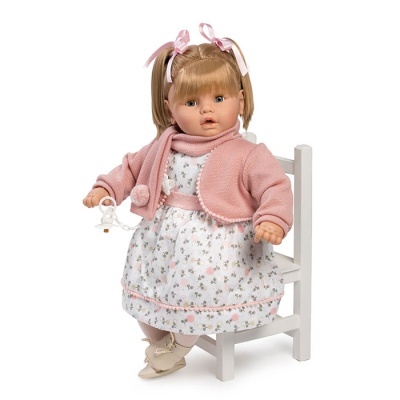 Boneca beb&eacute; loira com vestido branco e rosa, casaco e cachecol rosa, sentada numa cadeirinha branca.