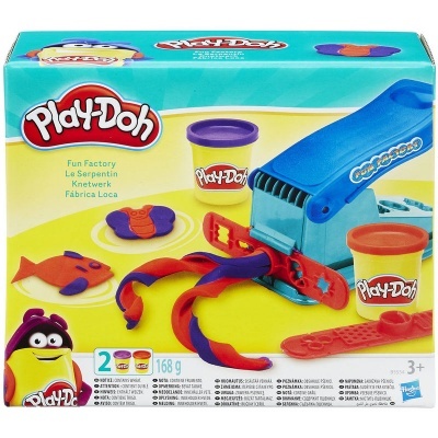 Embalagem do conjunto Play-Doh Fun Factory com massas moldáveis e extrusor azul e vermelho