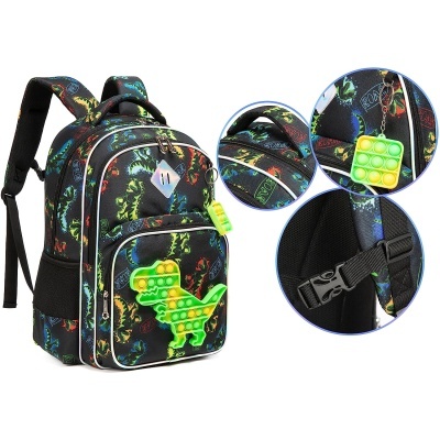 Mochila preta com padrão colorido de dinossauros e pop it verde e amarelo