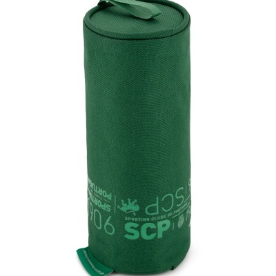 Bolsa cilíndrica verde escura com alça e inscrições brancas do Sporting Clube de Portugal