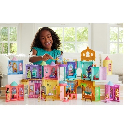 Jogo de castelo de brinquedo colorido com princesas e menina a brincar