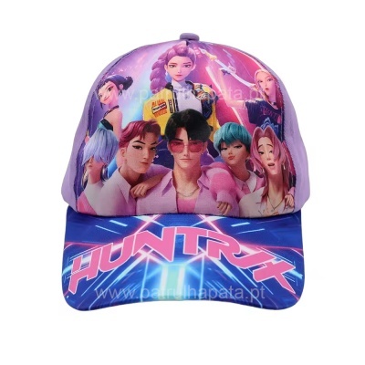 Boné com estampado de personagens animados e texto HUNTRIX