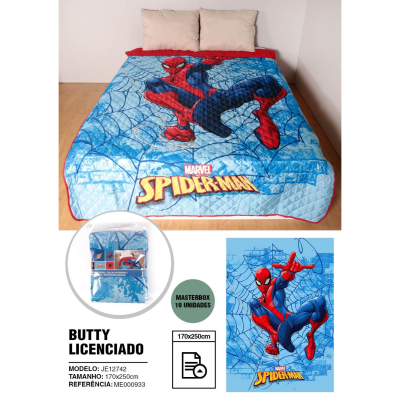 Colcha azul com Spider-Man vermelho e azul sobre cama clara com duas almofadas claras
