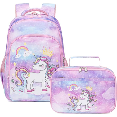 Mochila e lancheira infantil com desenho de unicórnio colorido e padrões de arco-íris sobre fundo rosa e roxo