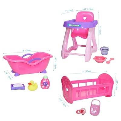 Brinquedos de bebé em plástico rosa, roxo e lilás, com banheira, cadeira alta, berço e acessórios.