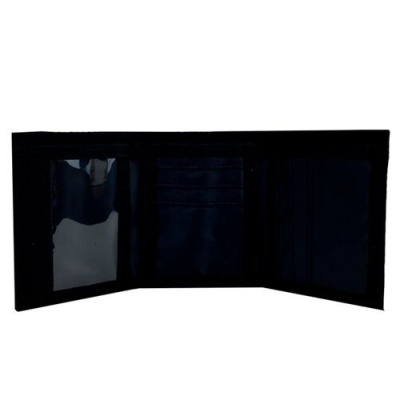 Carteira masculina preta aberta com porta-cartões e janela transparente