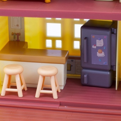 Mini cozinha de brinquedo com balcão, bancos e frigorífico colorido