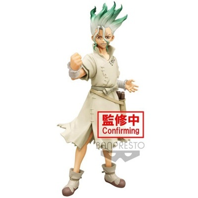 Figura de ação do personagem Senku com túnica bege e cabelo verde e branco