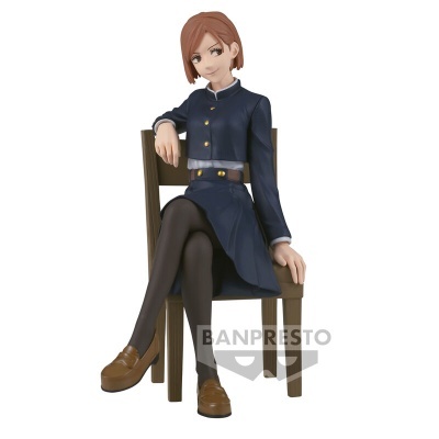 Figura colecionável de personagem feminina sentada numa cadeira com roupa escura e sapatos castanhos