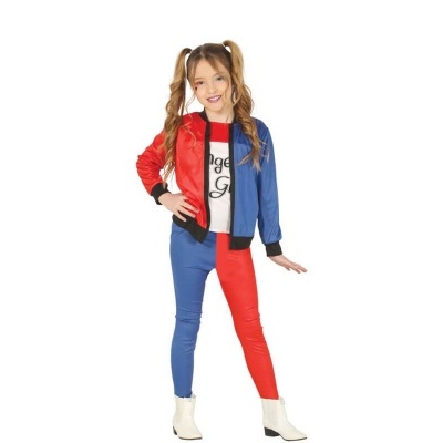 Menina com fato de treino bicolor vermelho e azul, com botins brancos