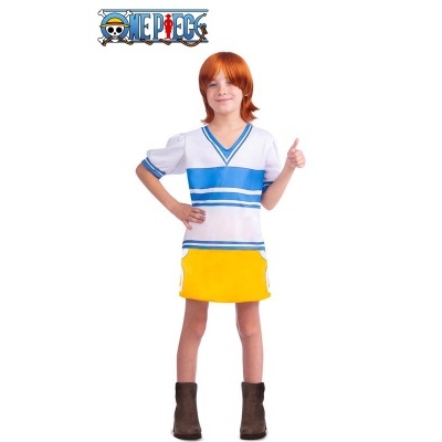 Criança com fato de One Piece, camisa branca e azul, saia amarela e botas castanhas em fundo branco