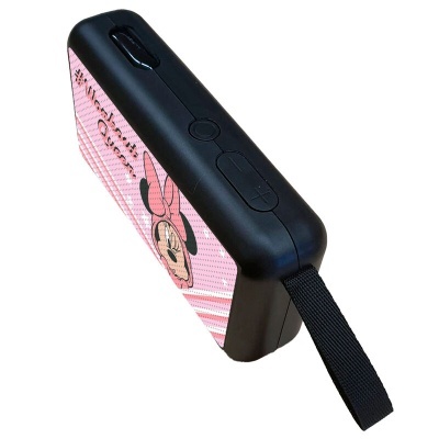 Coluna de som portátil preta com imagem da Minnie Mouse rosa na frente