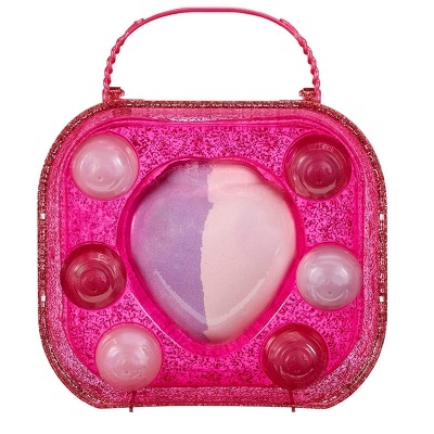 Conjunto de banho infantil com seis garrafas e sabonete em forma de coração numa caixa rosa brilhante