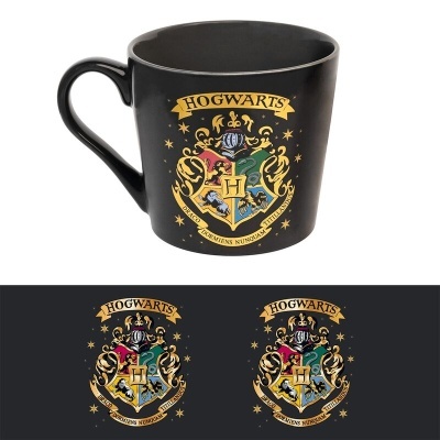 Caneca preta com brasão colorido de Hogwarts e texto amarelo