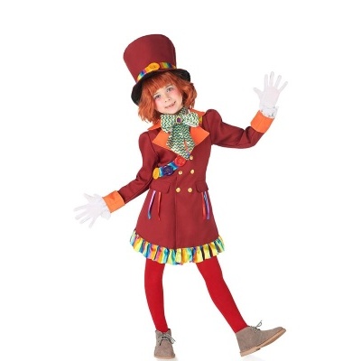 Menina com fantasia colorida e cartola alta