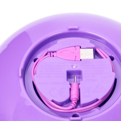 Base redonda roxa com cabo USB cor de rosa enrolado