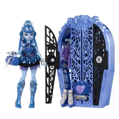 Boneca azul com vestido brilhante e armário roxo com portas abertas