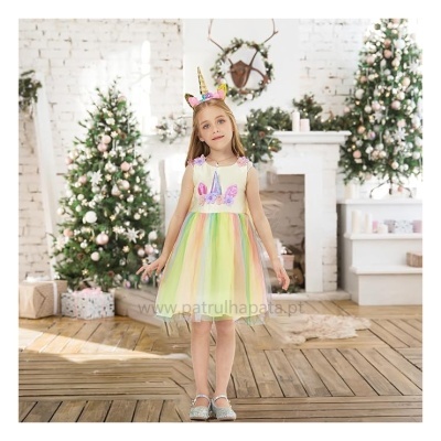 Vestido infantil de unicórnio com saia em tule colorido em ambiente festivo de Natal