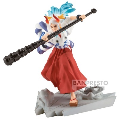 Figura colecionável de personagem com kimono branco e saia vermelha segurando uma arma longa preta.