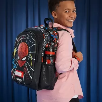 Mochila preta Homem-Aranha com padrões e criança sorridente