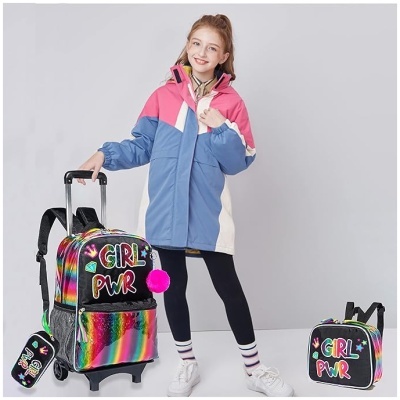 Menina com mochila escolar colorida e casaco azul, branco e rosa