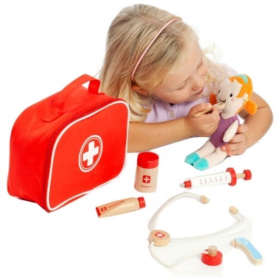 Brinquedo kit médico com mala vermelha, boneca e acessórios, criança brinca