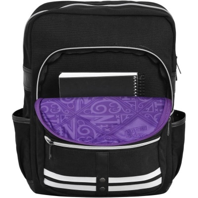 Mochila preta com bolso frontal roxo aberto com cadernos dentro