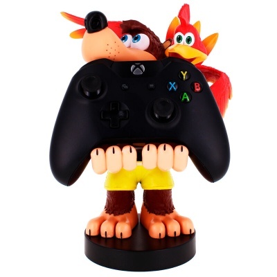 Suporte para comando Xbox em forma de personagem de pelúcia segurando comando preto