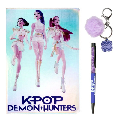 Capa de caderno com três figuras femininas e texto K-POP DEMON HUNTERS, caneta azul e porta-chaves com pompom lilás.