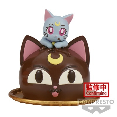 Bolo decorativo em forma de gato marrom com um gato azul em cima