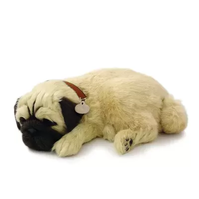 Pelúcia de cão pug a dormir cor creme