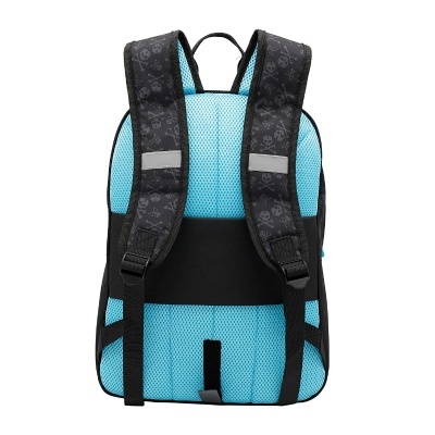 Mochila azul céu com alças pretas com padrão de caveiras e refletores