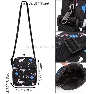 Bolsa tiracolo preta com unicórnios e elementos celestes coloridos