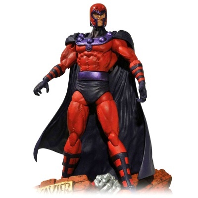 Figurina de personagem masculino com roupa vermelha, capa preta e capacete vermelho em base rochosa