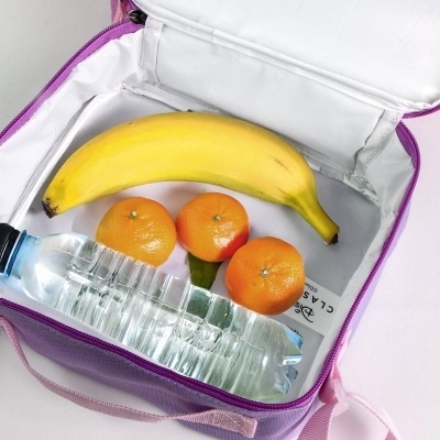 mochila térmica lilás aberta com frutas e garrafa de água