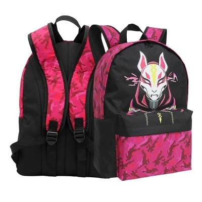 Mochila rosa com padrão camuflado e máscara branca desenhada na frente