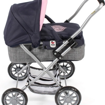 Carrinho de bebé de brincar cinzento e azul escuro com interior rosa, quatro rodas e cesto de rede