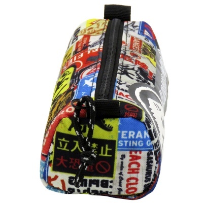 Estojo tipo bolsa com estampas coloridas e fecho preto