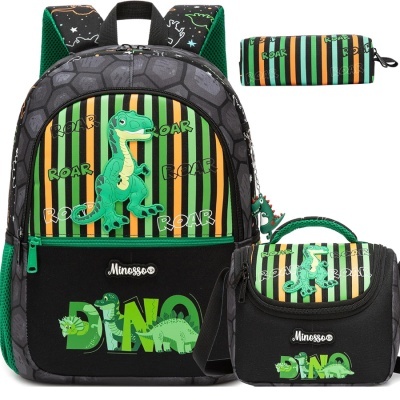 Conjunto escolar infantil com mochila, lancheira e estojo com tema de dinossauros verdes e riscas coloridas