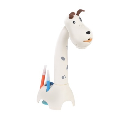 Suporte para canetas em forma de giraffa branco com manchas cinzentas e canetas coloridas