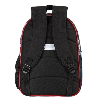 Mochila preta com detalhes vermelhos vista de trás