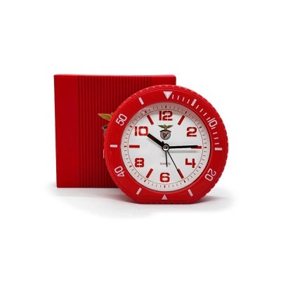 Relógio vermelho com mostrador branco e número vermelhos do SL Benfica ao lado da caixa