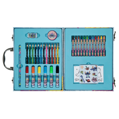 Estojo azul aberto com material de desenho colorido e autocolantes de Stitch