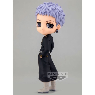Figura colecionável de personagem com cabelo roxo e roupa preta